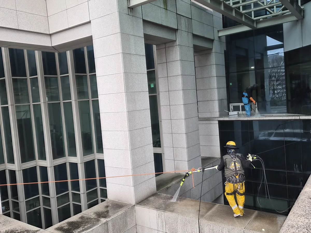 장성군 북이면 상가건물 옥상 파라펫 장비 주변 정밀 위생청소 사례 - 행진크린